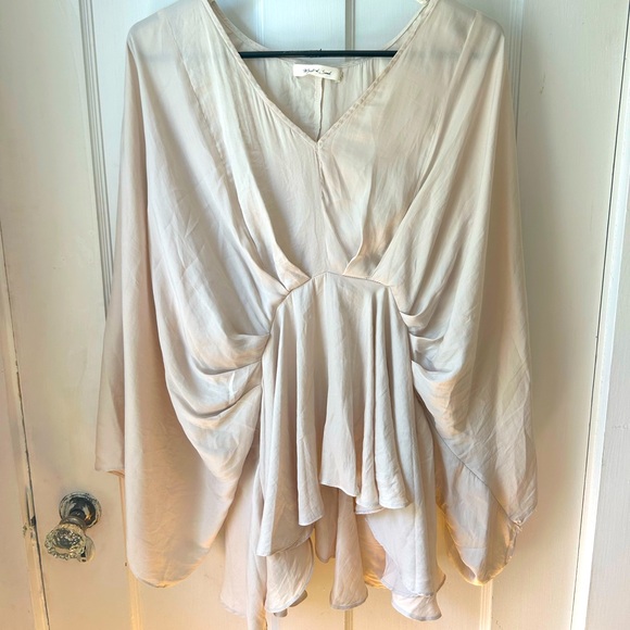 Tops - Flowy silky top-size m-light cream/tan color